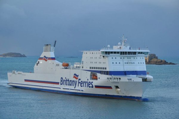 Saint-Malo (2010-01-07) - Le Cotentin arrivant  Saint-Malo (photo Denis Bernard)