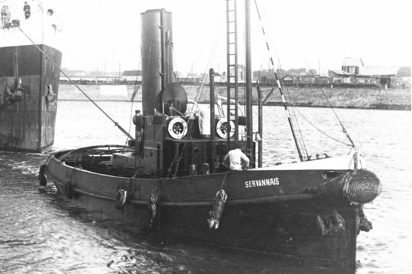 Saint-Malo (1930) - Le Servannais remorquant le Saint-Thomas (photo Marius Bar - coll AD)